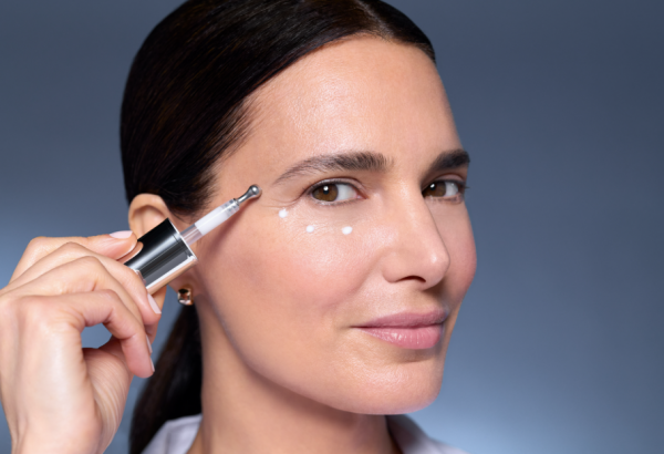 Frissítsd fel a tekinteted az Institut Esthederm szemkörnyékápoló szérumával!